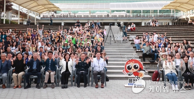  이상일 시장이 용인 반딧불이 한마당 참석자들과 기념사진을 촬영하고 있다. 사진/용인특례시청 제공