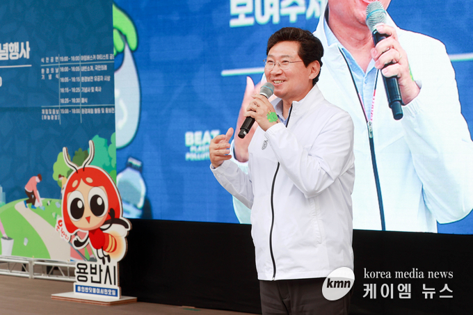야외음악당에서 열린 용인 반딧불이 한마당에 참석한 이상일 시장이 인사말을 하고 있다. 사진/용인특례시청 제공