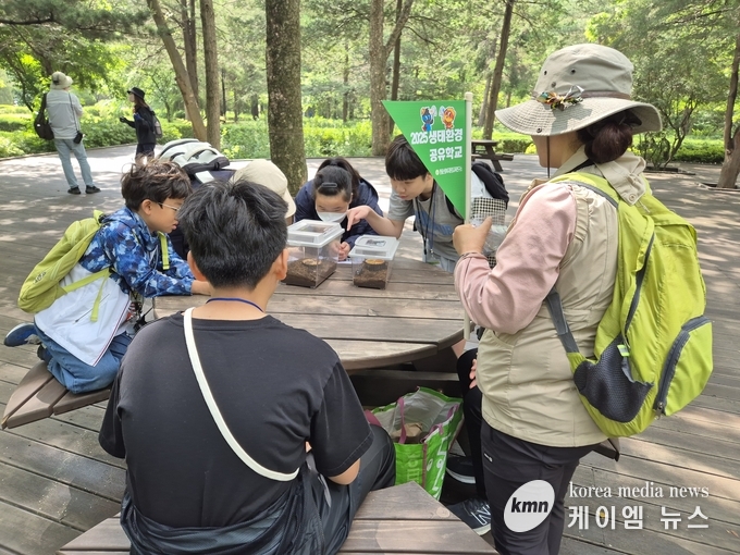  오산나래 생태환경 프로그램을 진행하는 모습 사진/경기도교육청 제공