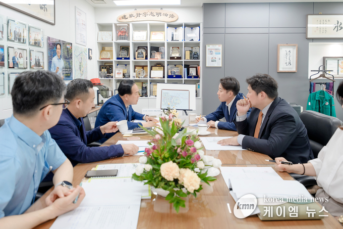 이권재 시장과 이준석의원이 관계자들과 간담회를 하고 있다. 사진/오산시청 제공