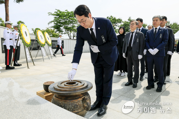 정명근 시장이 현충탑에 분향하며 순국선열과 호국영령의 넋을 기리고 있다. 사진/화성특례시청 제공