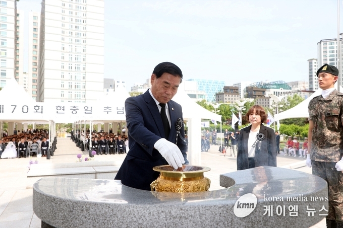  이재식 의장이 분향하고 있다. 사진/수원특례시의회 제공