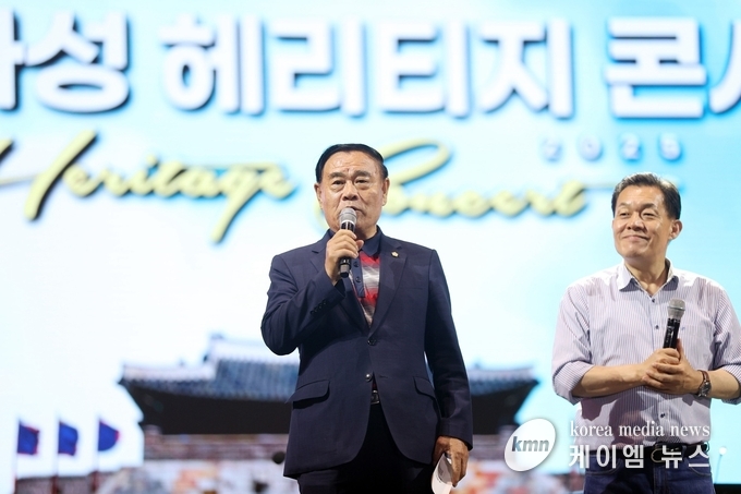 이재식 의장과 이재준시장이 공연을 함께하고 있다. 사진/ 수원특례시의회 제공