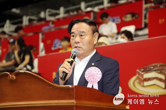 이재식 의장은 축사에서 바둑이 더 많이 알려지길 바란다고 하고 있다. 수원특례시의회 제공
