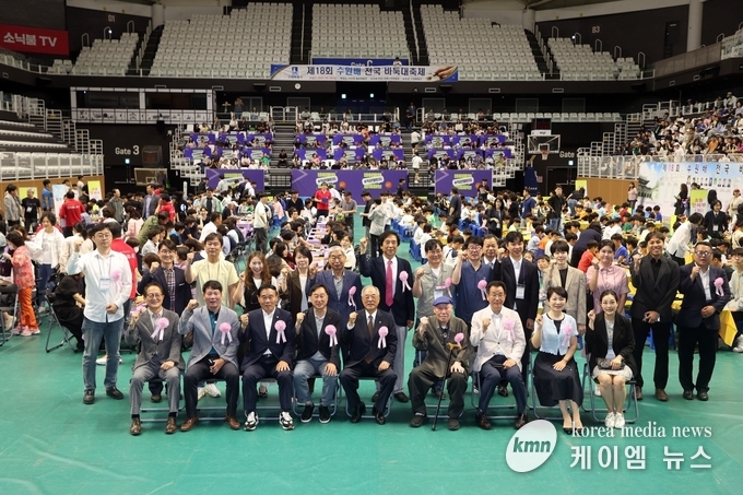 이재식 의장을 비롯한 관계자, 참석자들이 함께하고 있다. 사진/수원특례시의회 제공