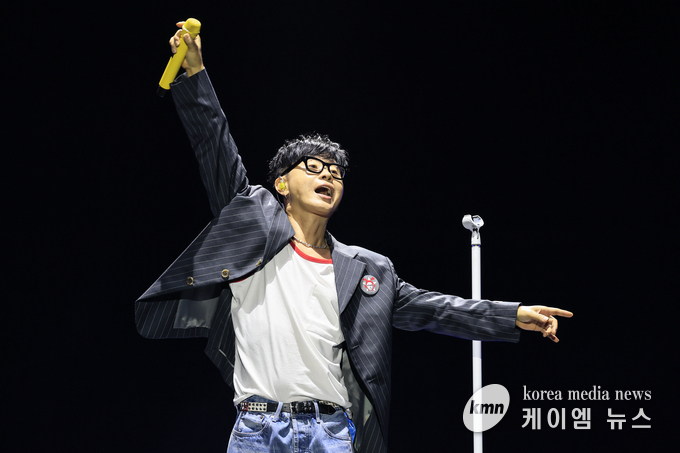 가수 이승환이 특별한 콘서트 무대에서 열정적인 라이브를 선보이고 있다. 사진/화성특례시청 제공