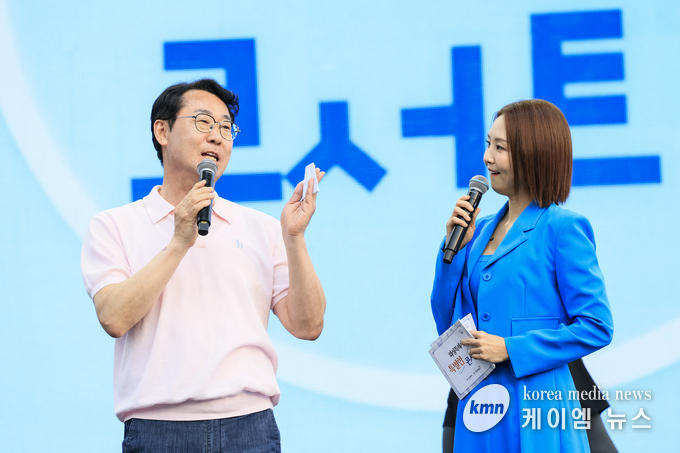 정명근 화성특례시장이 특별한 콘서트 무대에서 시민들에게 인사말을 전하고 있다. 사진/화성특례시청 제공