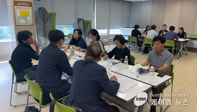 시민배심원들이 5일 공약 이행사항 점검 및 공약 조정안건 심의를 위한 회의를 하고 있다. 사진/화성특례시청 제공