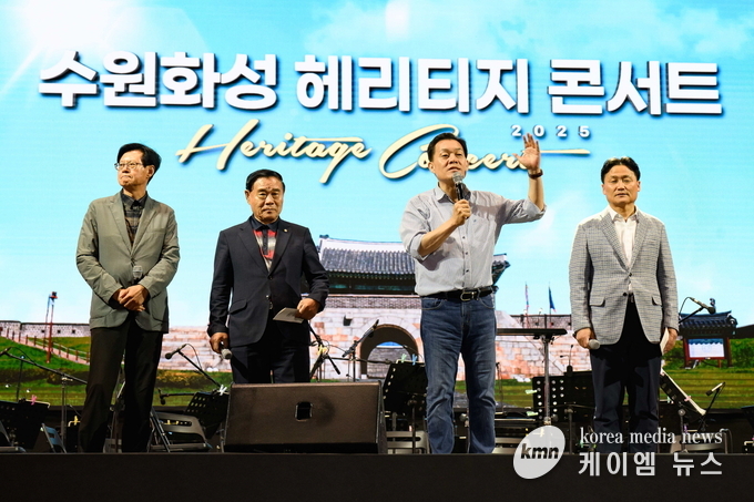 이재준 수원시장이 무대에서 시민들에게 인사하고 있다. 사진/수원특례시청 제공