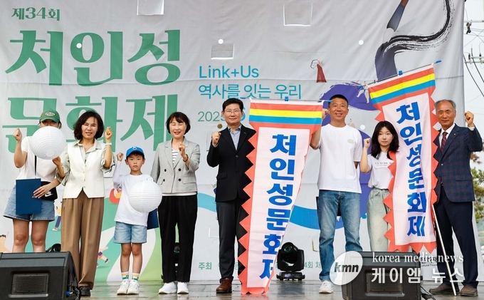 개막식에 이상일 시장이 깃발을 들고 있다. 사진/용인특례시청 제공