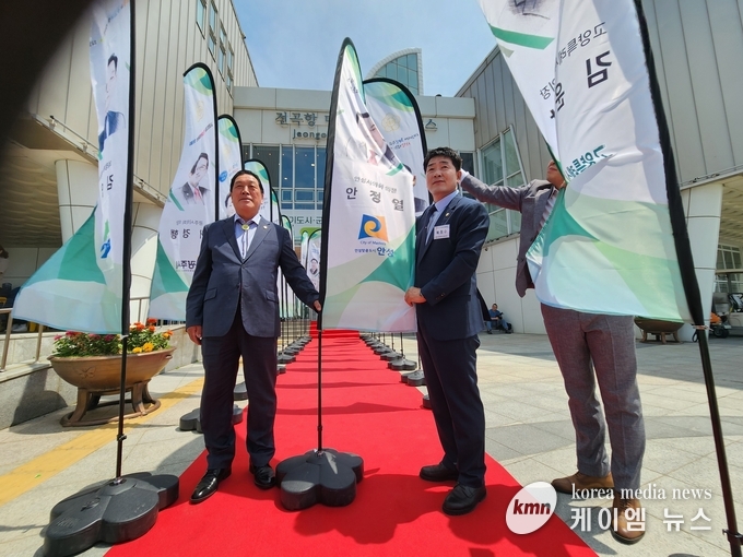 화성특례시의회 배정수의장이 회의에 참석한 안성시의회 안정열의장과 기념촬영을 하고있다.<사진/김영진기자>