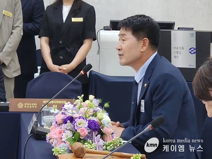 화성특례시 배정수의장이 내빈들을 소개하고있다.<사진/김영진기자>