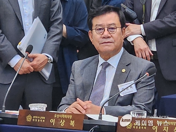 오산시의회 이상복의장이 회의회참석하고있다.<사진/김영진기자>
