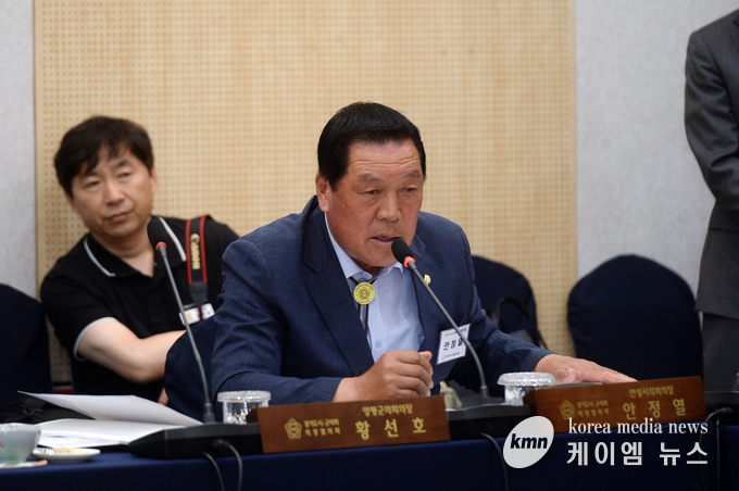 안성시의회 안정열 의장이 지방자치단체의 행정 기구 설치와 정원 기준 등에 관한 규정 개정 촉구 건의문을 발표하며 강력히 요청하고있다.<사진/김영진기자>