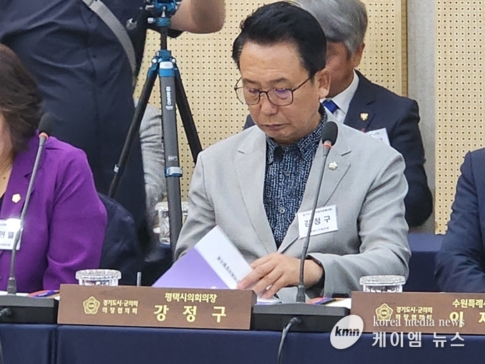 평택시의회 강정구의장이 회의에 참석하고있다.<사진/김영진기자>