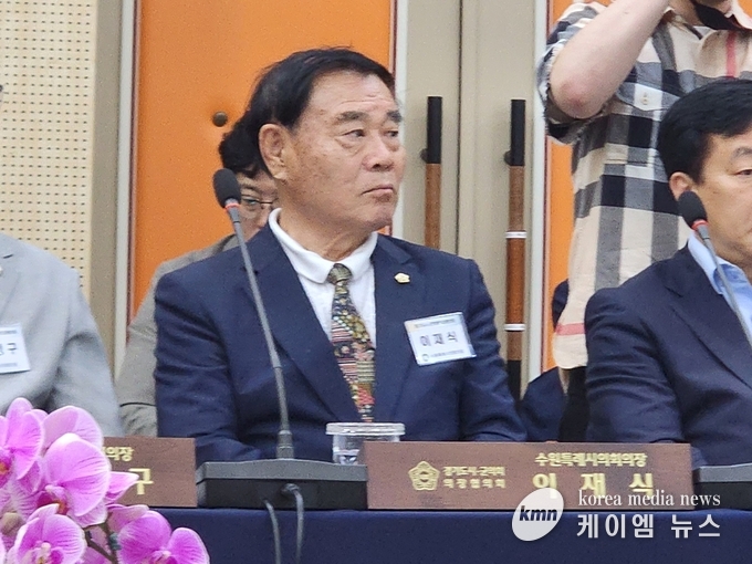 이재식 수원특례시의회 의장이 회의에참석하고있다.<사진/김영진기자>