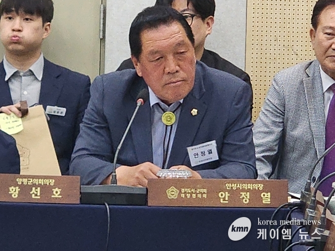안성시의회 안정열 의장이 지방자치단체의 행정 기구 설치와 정원 기준 등에 관한 규정 개정 촉구 건의문을 발의하고있다.<사진/김영진기자>