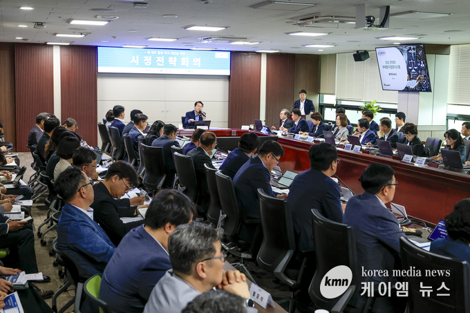  간부공무원과 공공기관 관계자들을 소집해 새 정부 출범에 따른 정책 대응 전략회의를 진행하고 있다. 사진/화성특례시청 제공