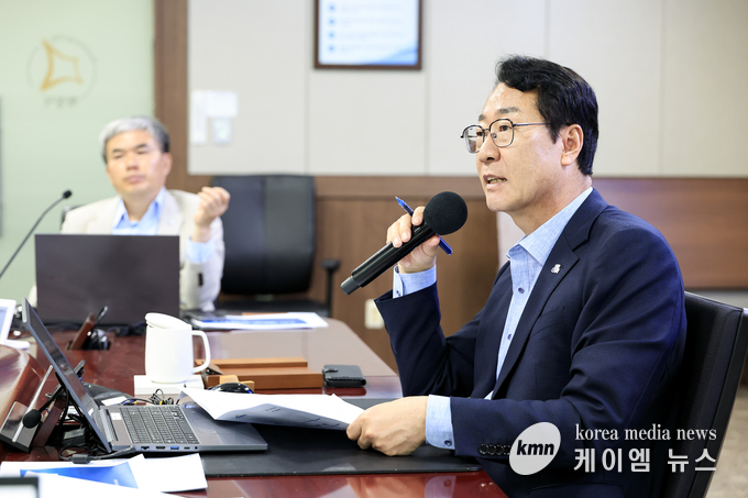 정명근 시장이 시의 전략 방향을 설명하고 있다 사진/화성특례시청 제공