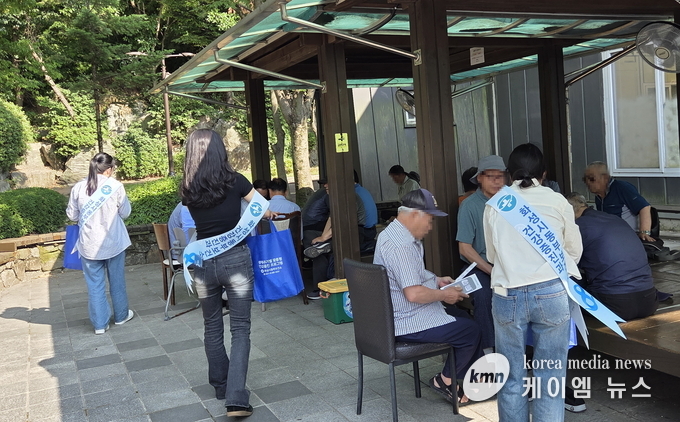  화성시동부보건소 관계자들이 9일 구봉산 근린공원에서구강건강의날 캠페인을 펼치고 있다. 사진/ 화성특례시청 제공