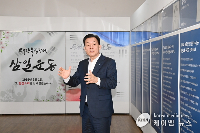  이재준 시장이 지난 3월 수원시청 로비에 마련된 수원 출신 독립운동가 전시를 둘러보고 있다. 사진/수원특례시청 제공