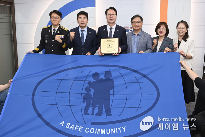 국제안전도시 공인 협정식을 마치고 기념촬영을 하고 있다. 사진/화성특례시의회 제공