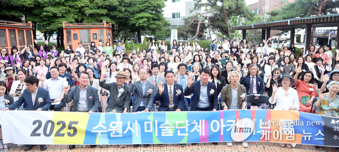 이재식 의장을 비롯한 미술 관련 단체 관계자, 작가 등 전시 개막을 축하 하고 있다. 사진/수원특례시의회 제공
