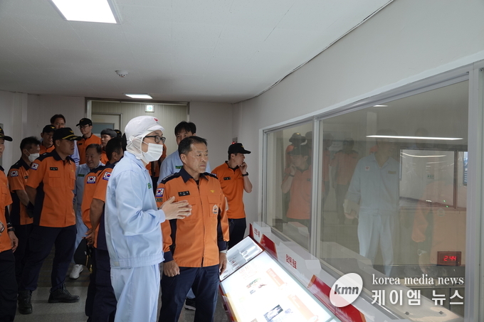 ㈜농심 안성공장을 대상으로 경영자의 관심과 안전환경 조성을 위한 현장점검을 하고 있다. 사진/안성소방서 제공