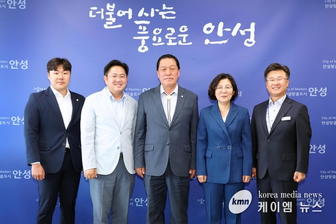  6월 정례 간담회 (왼쪽부터 최승혁 의원, 최호섭 의원, 안정열 의장, 김보라 시장, 남상은 부시장 사진/안성시청 제공