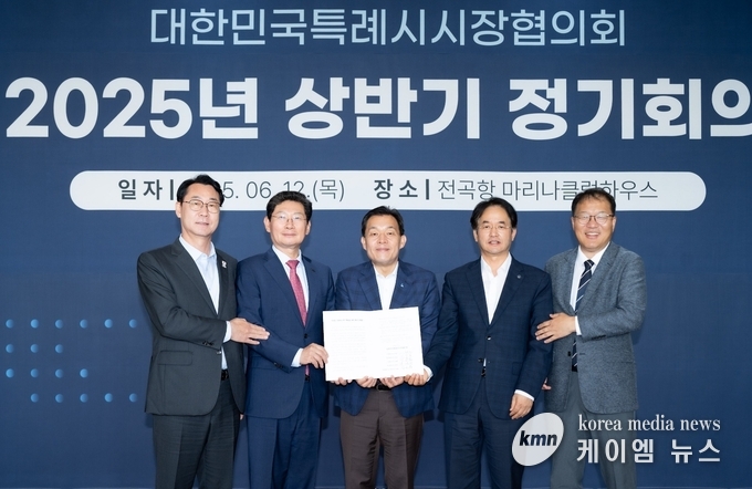 정명근 화성시장(왼쪽 1번째부터), 이상일 용인시장 이재준수원특례시장, 이동환 고양시장, 장금용 창원시장 권한대행이 건의문에 서명한 후 기념촬영을 하고 있다. 사진/수원특례시청 제공