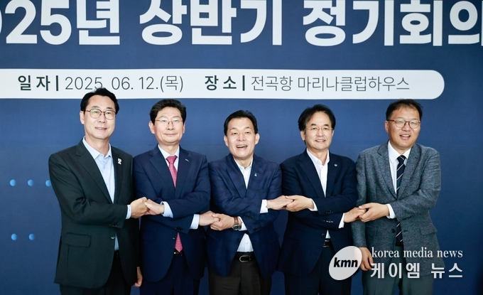 이재준 수원시장 등 5개 특례시 시장이 손을 맞잡고 있다. 사진/수원특례시청 제공