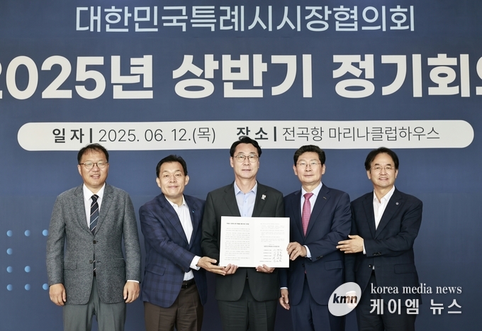 대한민국특례시시장협의회 신임 대표회장선출 된 정명근 시장(가운데)건의문에 서명하고 기념촬영을 하고 있다 사진/화성특례시청 제공