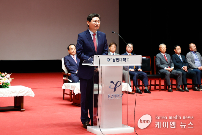 열린 용인대 개교 72주년 기념식에 참석한 이상일 시장이 축사를 하고 있다. 사진/용인특례시청 제공