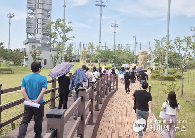 수원시 주민대표단이 평택시 오썸플렉스 상부에 조성된 산책길을 걷고 있다. 사진/수원특례시청 제공