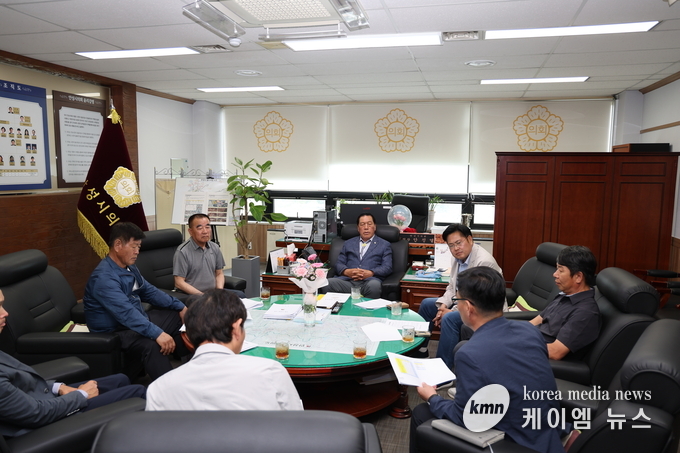 안성시의회(안정열 의장)와 안성시건설기계연합회(회장 안정훈), 안성시가 함께하는 간담회를 열고있다. 사진/안성시의회 제공