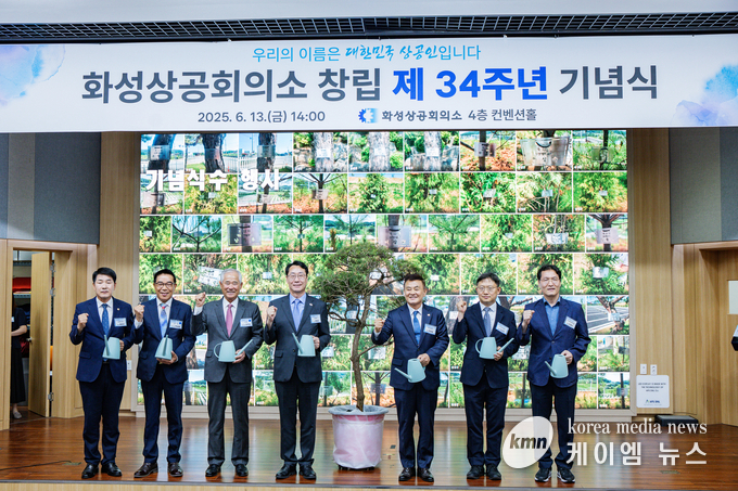 화성특례시의회 배정수 의장(왼쪽 첫번째), 및 참석 의원 정명근 시장(왼쪽네번째)이 함께하고 있다. 사진/화성특례시의회 제공