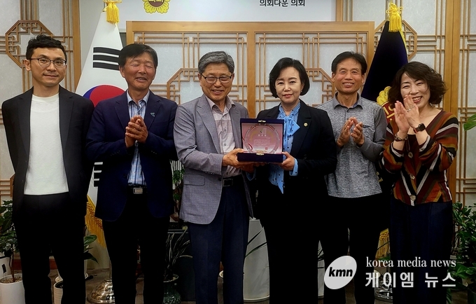 농업의 공익적 가치 확산을 위해 노력한 정윤경 부의장에게 감사패를 전달 했다. 사진/경기도의회 제공