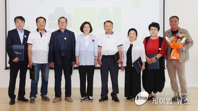 수료식을 마치고 참석자들이 함께하고 있다. 사진/안성시청 제공