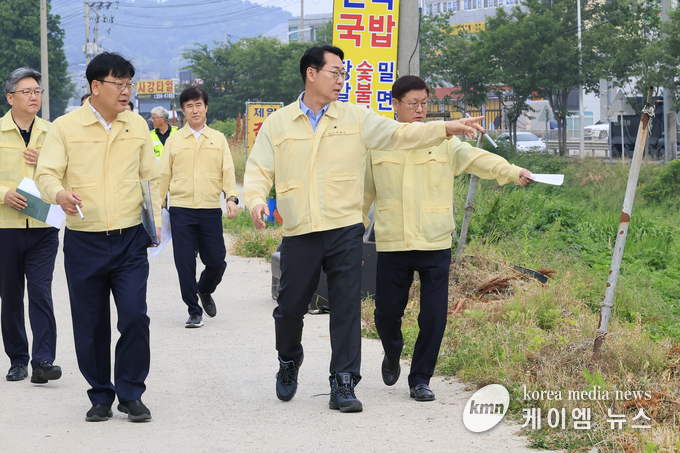 정명근 시장은 사강지역을 점검하며, 집중호우로 인한 피해 최소화를 위해 철저한 대비를 당부했다. 사진/화성특례시청 제공