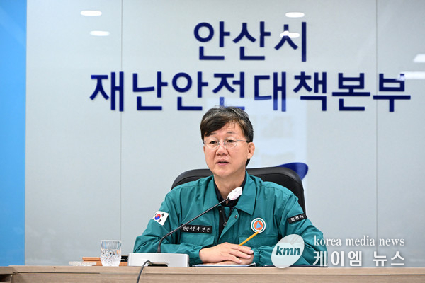 이민근 시장이 여름철 풍수해와 폭염 등 재난 대응을 위해 재난안전상황실에서 관련 부서와 대책을 논의하고 있다. (사진 = 안산시)