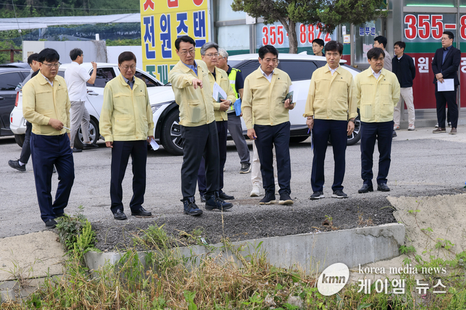 정명근 시장이 13일 제1호 태풍 ‘우딥’ 북상을 앞두고 사강시장 안전점검을 하고 있다. 사진/화성특례시청 제공