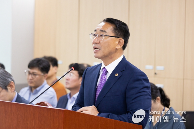 김선영 부위원장은 노동자의 안전보건은 생명과 직결된사안으로 안전용품 및 홍보물품 제공을 강조하고있다. 사진/경기도의회 제공