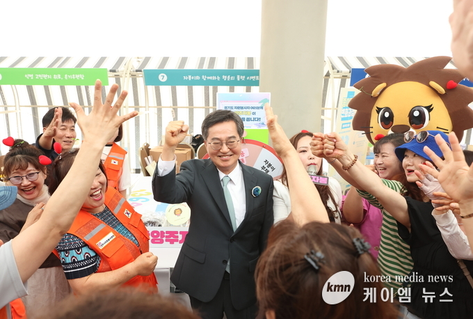 자원봉사대회에서 김동연 경기도지사가 참석자들과 함께하고 있다. 사진/경기도청 제공