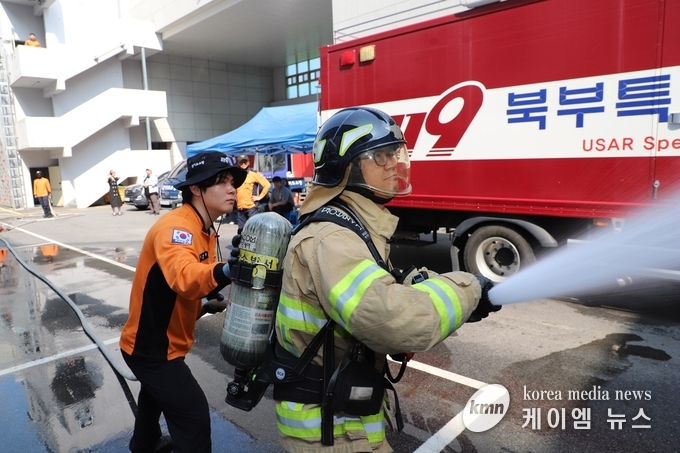 방수체험 모습 사진/경기도청 제공