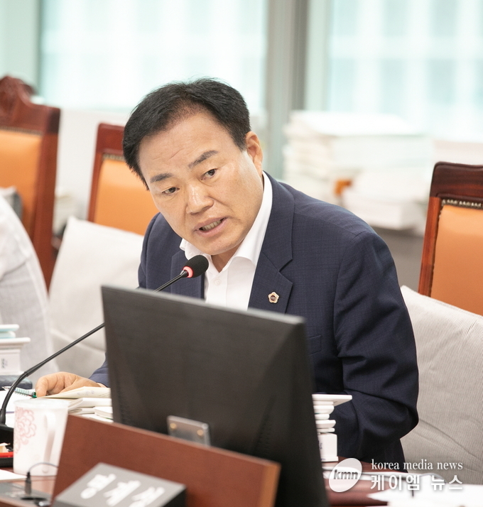김종배 의원은 보건환경연구원의 예산 규모가 크지 않은 만큼 협력 방안도 검토해야 한다”고 제안했다. 사진/경기도의회 제공