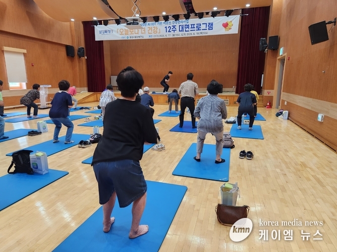화성특례시가 추진 중인 ‘AI·IoT 기반 어르신 건강관리 프로그램’에 참여하고 있다. 사진/화성특례시청 제공