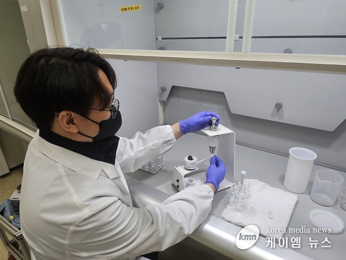  농산물안전분석연구실에서 토양중금속 분석을 위한 전처리를 하고 있다. 사진/화성특례시청 제공