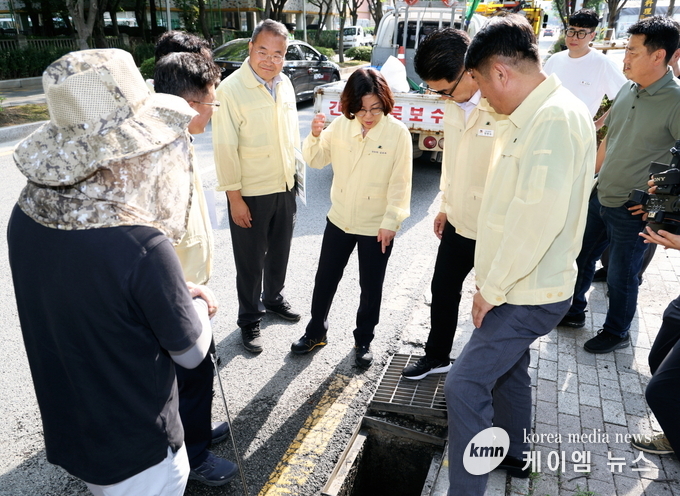 김보라시장과 관계사들이 하수도 준설 및 빗물받이 현장점검을 하고 있다. 사진/안성시청 제공