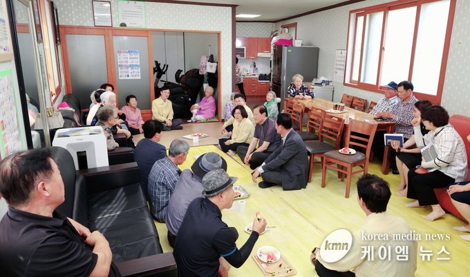 . 여름철 폭염 대비 무더위쉼터 현장점검 실시(죽산면 서부마을 경로당)현장점검을 하고있다. 사진/ 안성시청 제공