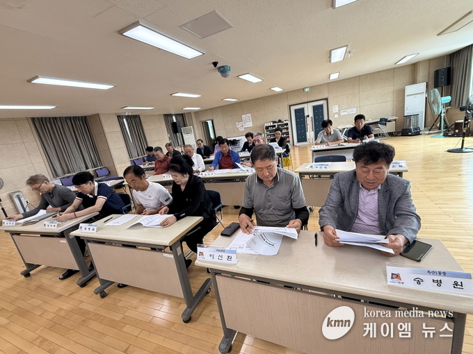 안성2동통장협의회(협의회장 박연균)는 퀴즈 형식의 교육을 통해 청렴에 대한 의지를 다지고 있다. 사진/안성시청 제공